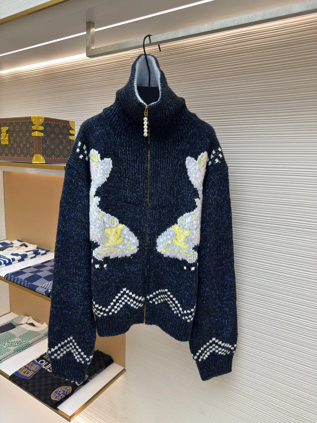 LOUIS VUITTON Nigo series zipper knitted tunic jacket ●Authentic product: 25000 purchase and development ●Item number: 1680005-B40 ●Fabric: wool fabric ●Technology: jacquard production ●Version: fitted version ●Weight: about 1430 grams ●Size: S-M-L-XL ●Description: This tunic jacket focuses on Pharrell Williams and Nigo in 2025 A creative picture drawn together in autumn and winter. A koi carp wearing the LV logo swims on the front, and behind the cherry blossoms and Japanese text marks, Nigo’s cultural origins are revealed. Sophisticated patterns are intarsia and embroidered on a cotton-wool-blend knit that's textured as finely as if it were handmade. Beaded zip pulls add an elegant touch to the comfortable silhouette. The overall wiring is straight and delicate, the fabric is comfortable and soft, and the color is consistent without color difference. It can be matched with the same style to create a fashionable look and control various occasions. Customized accessories, complete with three standards, same style for men and women!